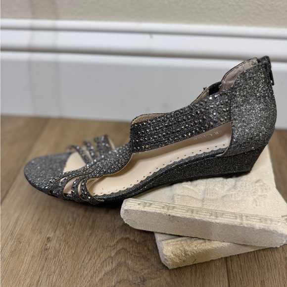 #16 Charter Club Women Cross Strap Wedge Sandals Ginifur Size US 7 M Silver - Picture 2 of 6